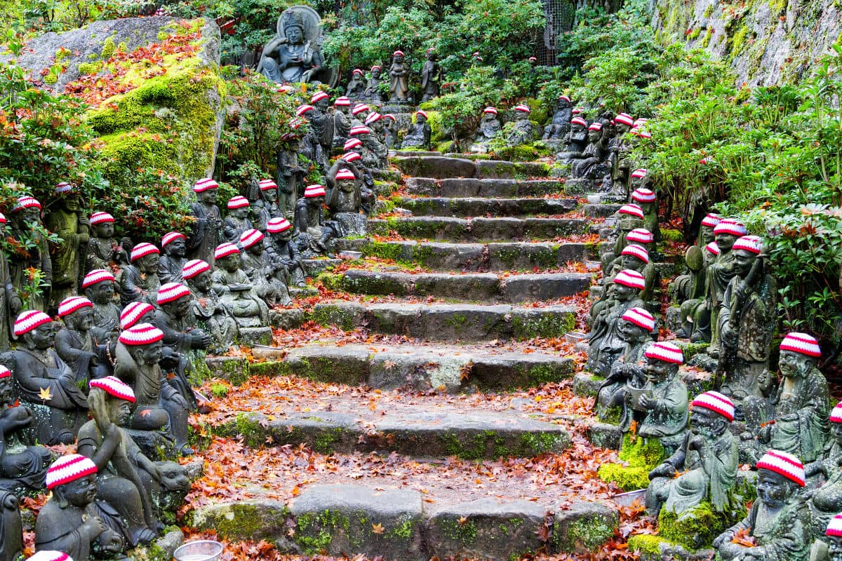 Estatuas de Ksitigarbha en el templo de Miyajima