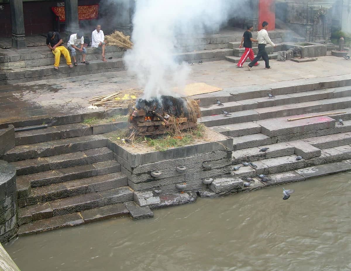 Cremaciones en los ghats del Templo Pashupatinath