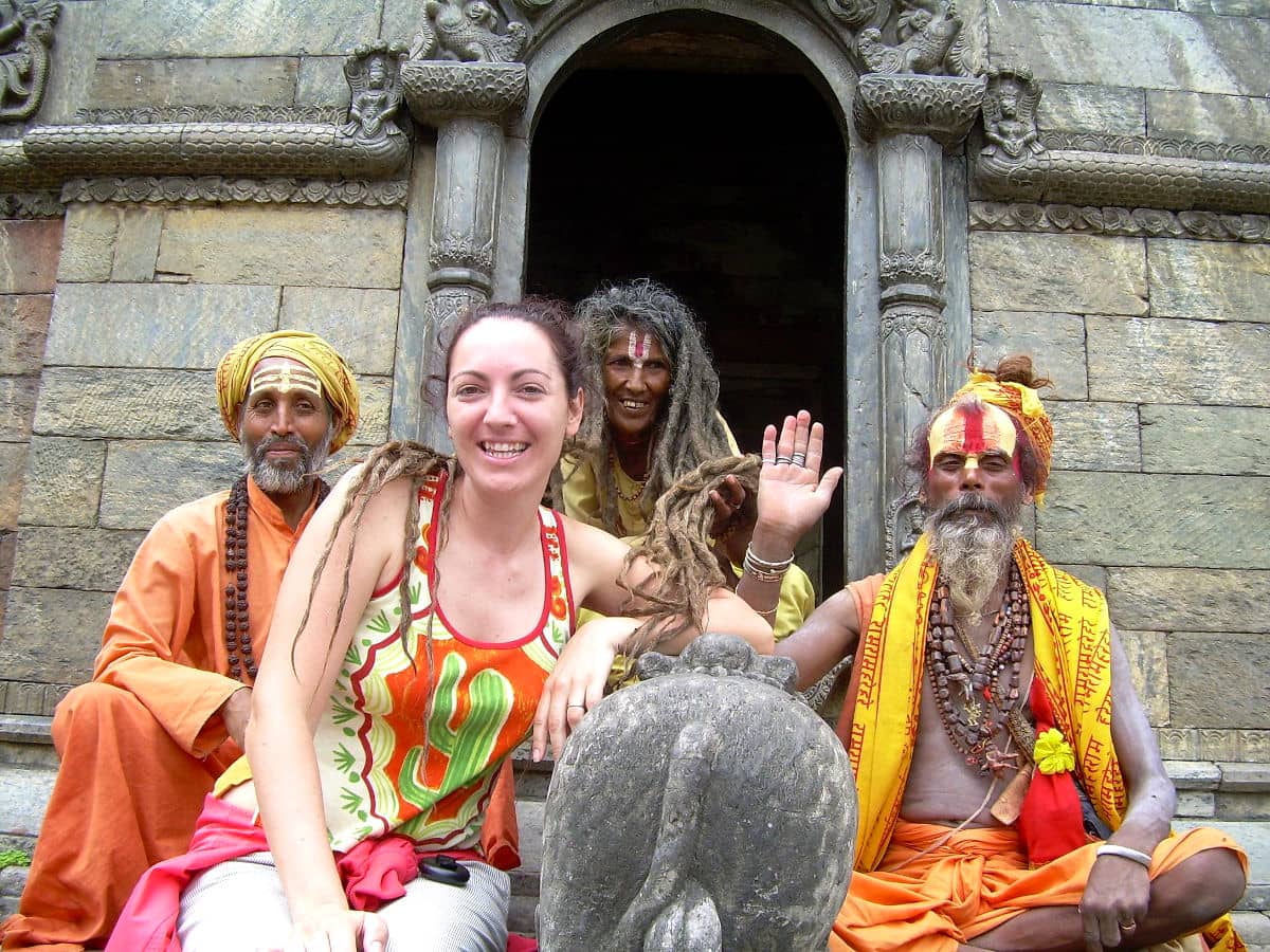 Vero con los saddus en Pashupatinath