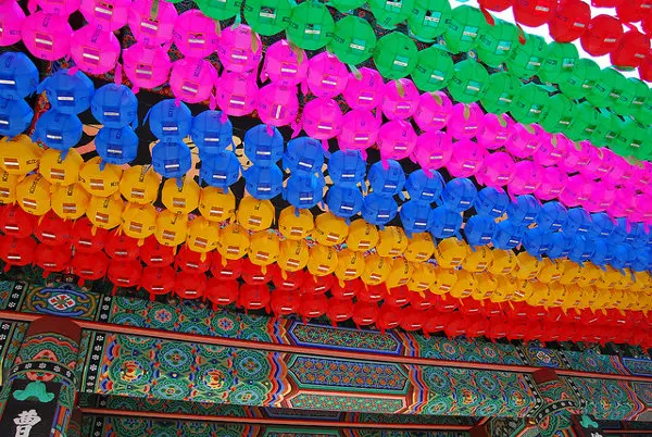 Visita al templo Jogyesa de Seúl, un oasis en mitad e la ciudad Farolillos en el templo Jogyesa de Seúl