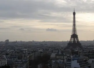 París y la Torre Eiffel desde el Arco del Triunfo