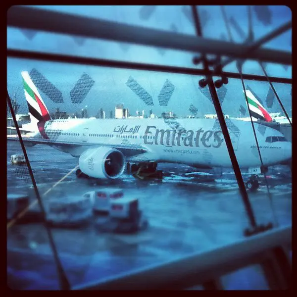 Cómo es volar con Emirates con niños a Seúl Avión de Emirates en el Aeropuerto de Dubai