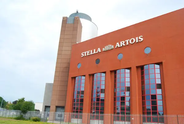La fábrica de cerveza más grande del mundo está en Lovaina Fábrica de Stella Artois en Lovaina