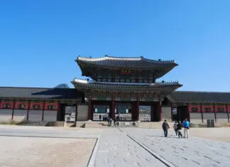 Entrando al Palacio Gyeongbokgung de Seúl