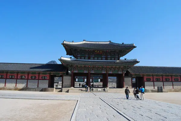 Visita al espectacular Palacio Gyeongbokgung de Seúl Entrando al Palacio Gyeongbokgung de Seúl