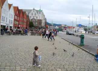 El pintoresco barrio de Bryggen en Bergen Teo en el barrio de Bryggen en Bergen