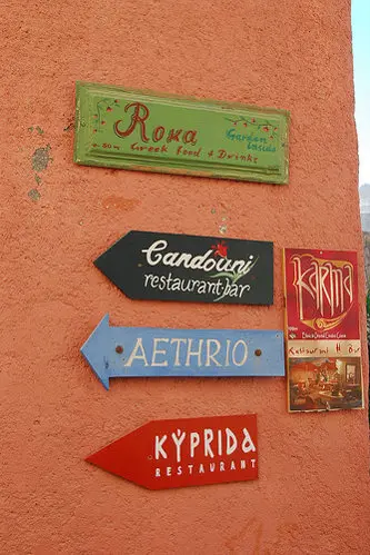 Carteles de colores en Oía