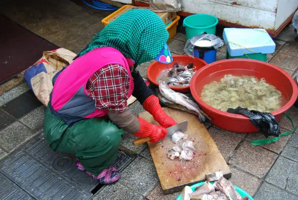 El imprescindible mercado de pescado Jagalchi de Busan Cortando pescado en el Mercado Jagalchi de Busan