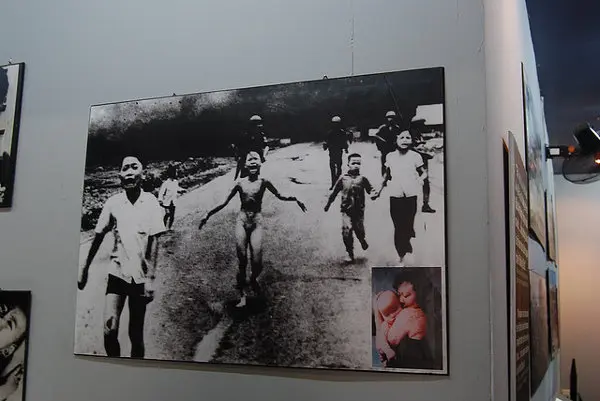 El espeluznante Museo de Recuerdos de la Guerra en Ho Chi Minh City, Vietnam Foto de la matanza de My Lai