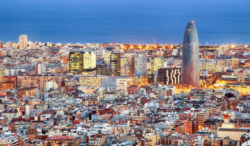 Aeropuerto de Barcelona: de los servicios a las conexiones, todo lo que necesitas saber Servicios y conexiones del Aeropuerto de Barcelona