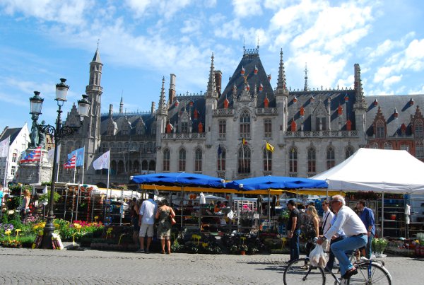 Mercado matutino en la Plaza Markt de Brujas