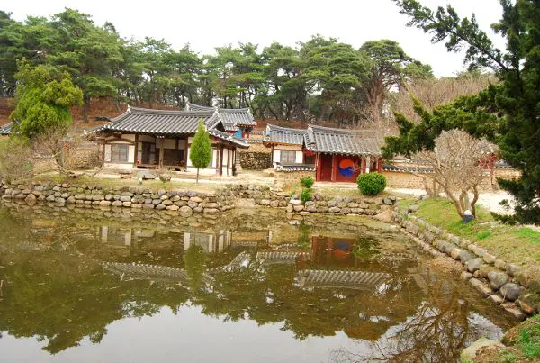 No es hanok para niños Charca junto a una casa tradicional coreana en Gyeongju
