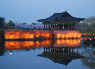 Atardecer en el estanque Anapji de Gyeongju