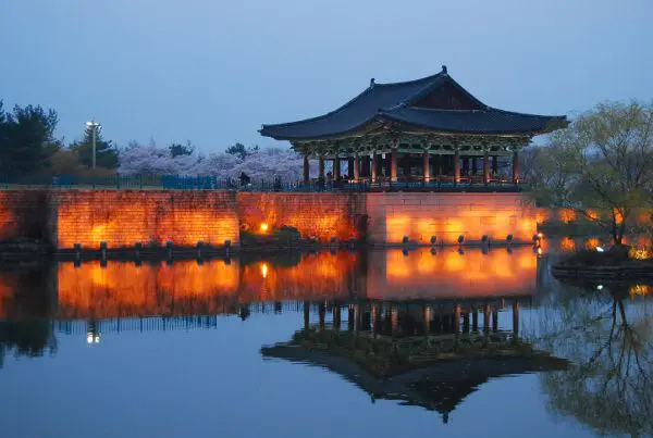 Precioso atardecer en el estanque Anapji de Gyeongju Atardecer en el estanque Anapji de Gyeongju