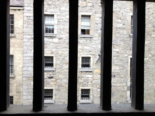 Kilmainham Gaol, un emotivo y crudo pedazo de la historia de Irlanda Barrotes de Kilmainham Gaol, la cárcel de Dublín
