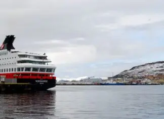 Surcando los fiordos noruegos en el Hurtigruten Hurtigruten atracado en Honningsvåg