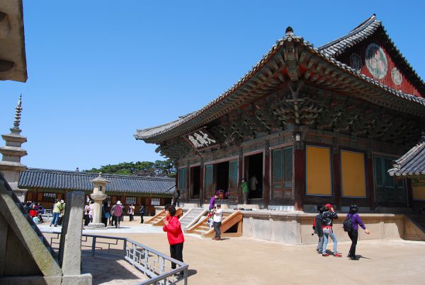 Orando en el templo Bulguksa de Gyeongju