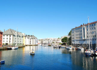 Ålesund, el encanto del Art Nouveau en los fiordos noruegos Canales de Alesund en Noruega