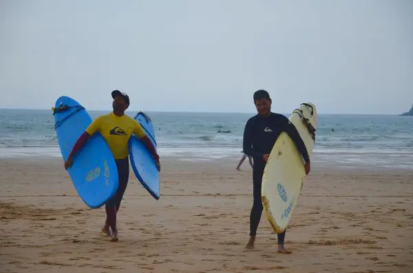 Aprendiendo a dominar las olas en Somo, la primera reserva de surf de España Surf en Somo, Cantabria