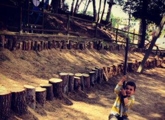 Teo en el Gnomo Park de Lloret de Mar