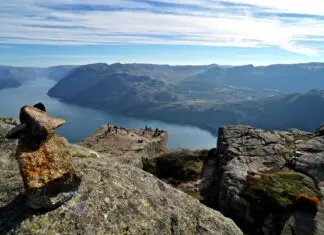 Preikestolen, el palco VIP de los Fiordos Noruegos El Púlpito cerca de Stavanger en los Fiordos Noruegos