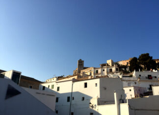 Paseando completamente solo por la Dalt Vila de Ibiza en verano Paseo por el casco viejo de Ibiza