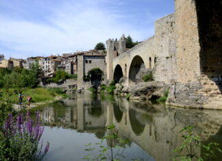 Fotos de Besalu en la Costa Brava, puente y rio