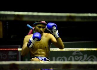 Una noche de muay thai o boxeo tailandés en Bangkok Fotos de Muai Thai en Bangkok, ceremonia inicial gesto punos