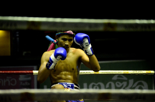 Fotos de Muai Thai en Bangkok, ceremonia inicial gesto punos