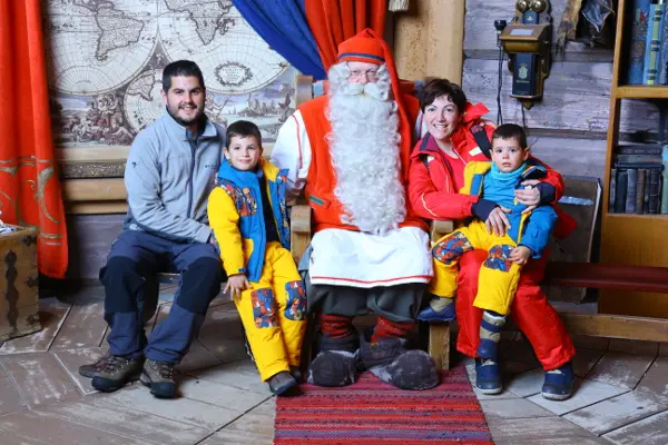 El día que conocimos a Papá Noel en la Laponia Finlandesa Fotos de Laponia Finlandesa, Pau, Teo, Oriol y Vero con Papa Noel en la Santa Claus Village