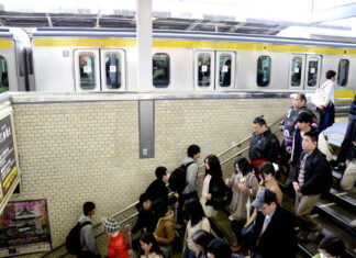 Cómo moverse en el metro de Tokio… no es tan fiero el león como lo pintan Luchadores de sumo en una estacón de metro de Tokio