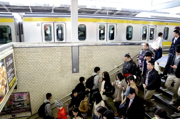 Cómo moverse en el metro de Tokio… no es tan fiero el león como lo pintan Luchadores de sumo en una estacón de metro de Tokio