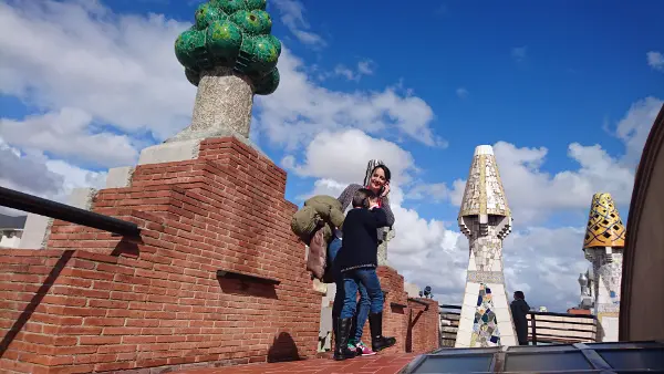 Cuatro planes divertidos para hacer en Barcelona con niños Fotos de Barcelona con niños, Palau Guell azotea