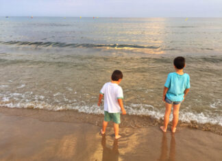 Fotos de Salou, Teo y Oriol en la platja de llevant