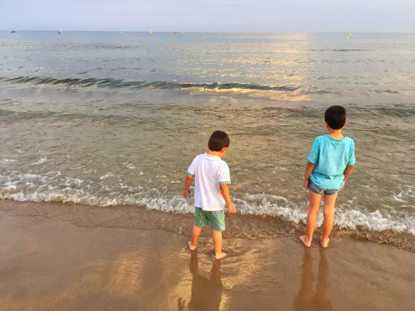Salou con niños: playas, calas y paseo por el camino de ronda Fotos de Salou, Teo y Oriol en la platja de llevant