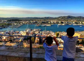 Teo y Oriol en el Dalt Vila de Ibiza