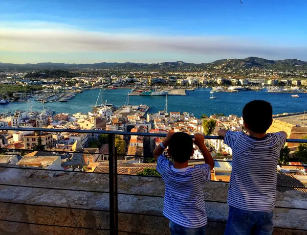 Cómo viajar de Dénia a Ibiza en ferry, nuestra experiencia en familia con Baleària Teo y Oriol en el Dalt Vila de Ibiza