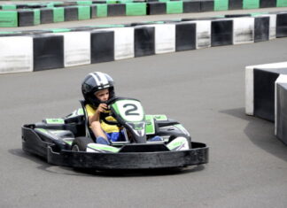 Fotos Salou, Teo pilotando en el Electric Karting Salou