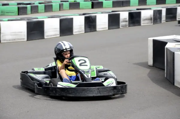 Salou con niños: a todo gas en el Electric Karting y saltando de árbol en árbol en Bosc Aventura Fotos Salou, Teo pilotando en el Electric Karting Salou