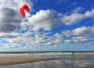 Disfrutando de las solitarias y kilométricas playas de Kijkduin en La Haya Fotos de La Haya, kitesurf rojo playas de Kijkduin