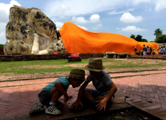 Diez consejos para viajar a Tailandia con niños Fotos de Tailandia, Oriol y Teo en Ayutthaya
