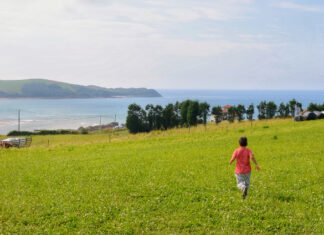 Qué ver en Cantabria con niños: 7 experiencias que les encantaron a nuestros hijos Fotos de viajes a Cantabria con niños, Teo corriendo