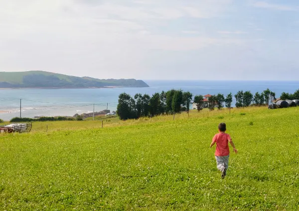 Qué ver en Cantabria con niños: 7 experiencias que les encantaron a nuestros hijos Fotos de viajes a Cantabria con niños, Teo corriendo
