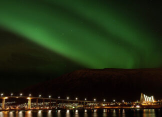 Qué ver en Tromsø: el mejor lugar para ver auroras boreales está en Laponia Noruega Fotos de Tromso en Laponia Noruega, aurora boreal sobre la ciudad de Tromso