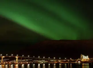 Qué ver en Tromsø: el mejor lugar para ver auroras boreales está en Laponia Noruega Fotos de Tromso en Laponia Noruega, aurora boreal sobre la ciudad de Tromso