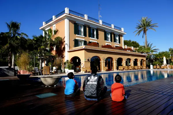 Hotel Les Rotes de Dénia, una propuesta espectacular para familias de Logis d’Exception Fotos del Hotel Les Rotes de Dénia, Vero, Teo y Oriol piscina