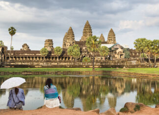 Fotos de Angkor Wat en Camboya, chicas mirando