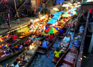 El mercado flotante de Damnoen Saduak cerca de Bangkok Fotos mercado flotante Damnoen Saduak, atasco