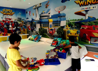 Hotel del Juguete de Ibi, el alojamiento con el que sueñan los niños Fotos de Hotel del Juguete de Ibi, Teo y Oriol jugando habitacion Super Wings