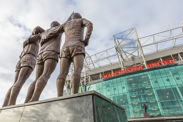 Fotos de Manchester, Old Trafford estatua de Best, Law y Charlton